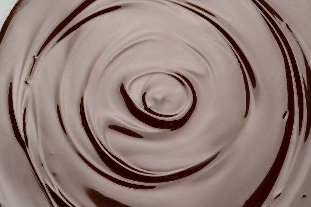 微克融化牛奶或黑巧克力漩涡背景图片下载
