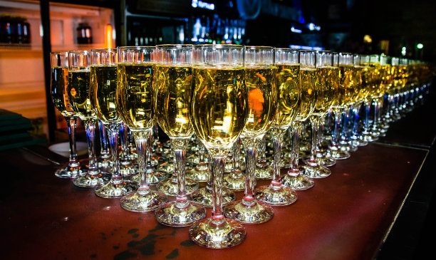 酒吧里有很多杯香槟图片下载