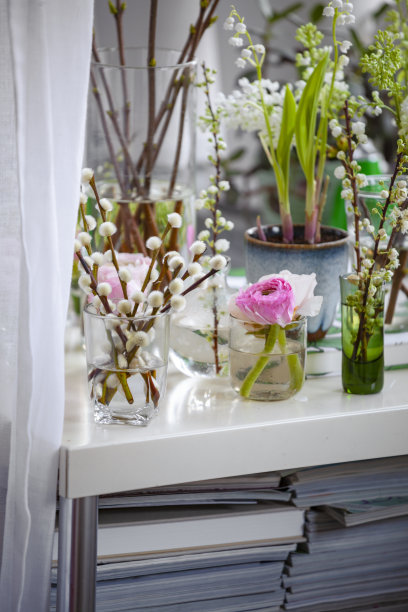 桌上放着春天的花。柳絮，铃兰图片下载