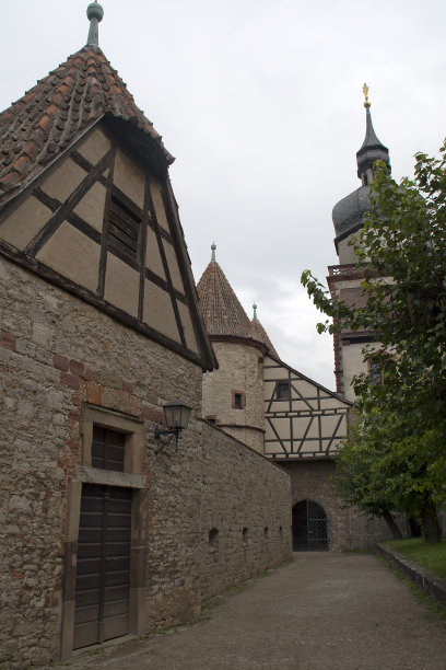 穿过历史街区的小径或步行街图片下载