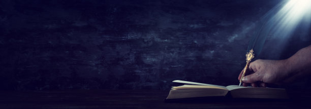 旧羽毛笔墨水瓶和旧书在木桌上，在黑色的墙壁背景。关于历史、幻想、教育和文学主题的概念性照片图片下载