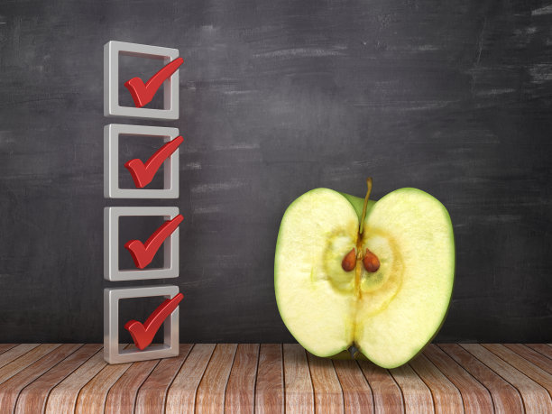 3D检查列表与苹果在黑板上的背景- 3D渲染图片下载