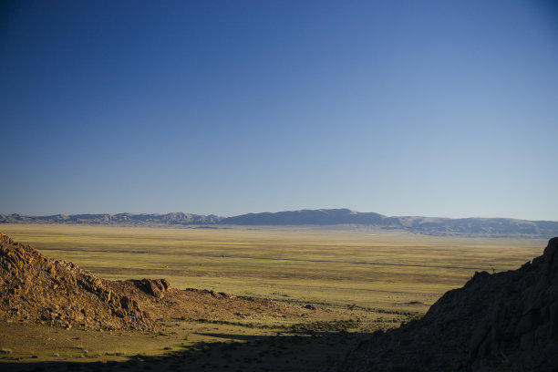 山脉在沙漠图片下载