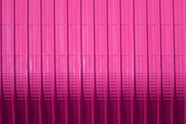 粉色金属板图案和垂直线条设计图片下载