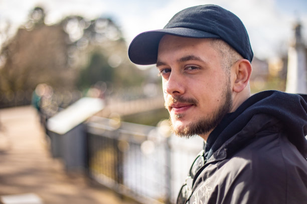 户外年轻人的肖像图片下载