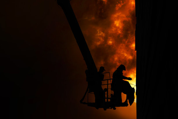 大火，一幢高层建筑起火了。消防员的工作。带摇篮的消防升降机图片下载