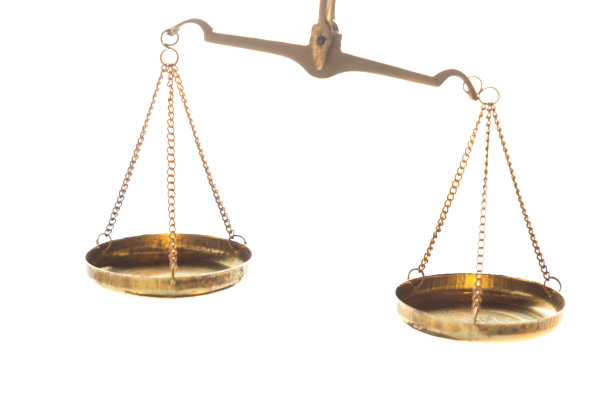 白色背景上的木制法官 gavel 锤图片下载