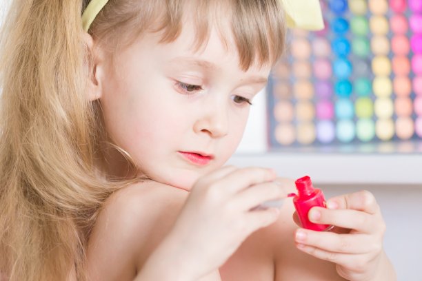 脸，涂指甲，特写图片下载