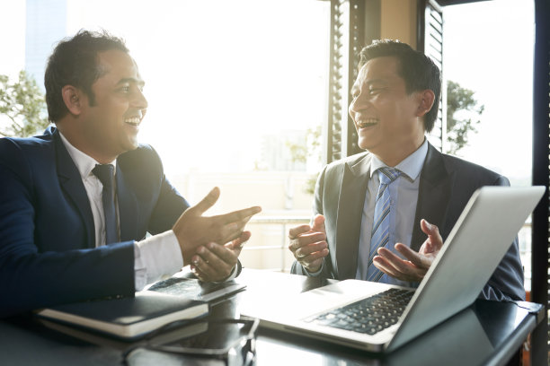 商务人士午餐时间在咖啡馆工作图片下载