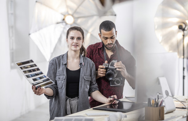 两个摄影师在工作室工作图片下载