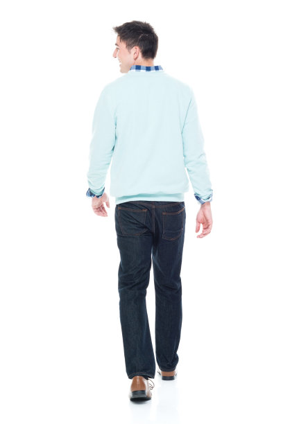 英俊的年轻人走着，向后看，后视镜。图片下载