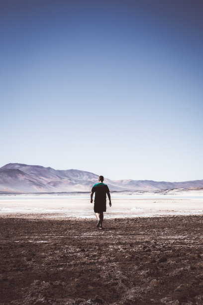 行走在阿塔卡马沙漠盐滩上的人图片下载