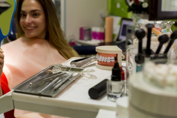 年轻女子耐心地看着镜子里她的牙齿图片下载