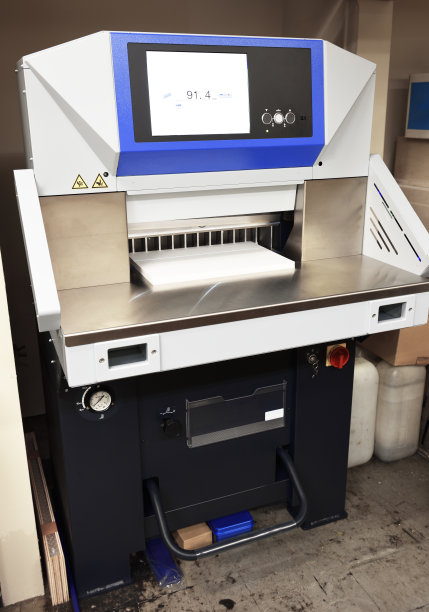 印刷厂的专业切纸机和叠纸。图片下载