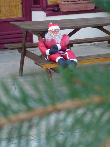 父亲Noêl坐在长凳上图片下载