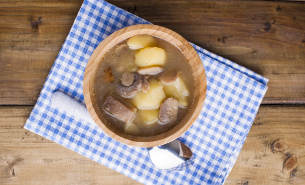 香肠和土豆汤放在一个木背景碗里。传统的德国乡村汤。乡村风格的照片。文本的空闲空间。图片下载
