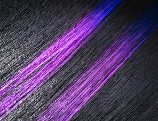 闪亮的直黑发背景。漂亮光滑的黑发和紫色淡紫色的蓝色发丝。美2019年趋势图片下载