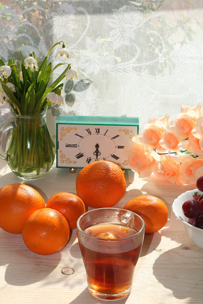 橙汁，雪花莲和柑橘类水果清晨在一个阳光灿烂的背景。图片下载