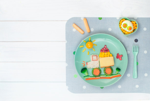 车里装着米饭、奶酪和新鲜水果蔬菜图片下载