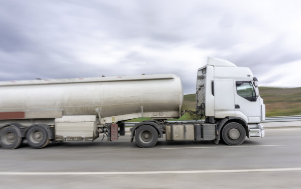 白色的油轮图片下载