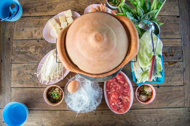 泰国传统的麻辣涮锅，把肉浸在煮熟的麻辣汤里。图片下载