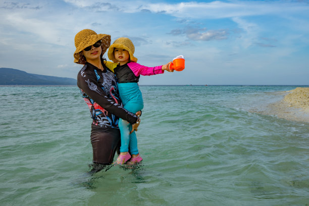 母亲和女儿在海边玩耍图片下载