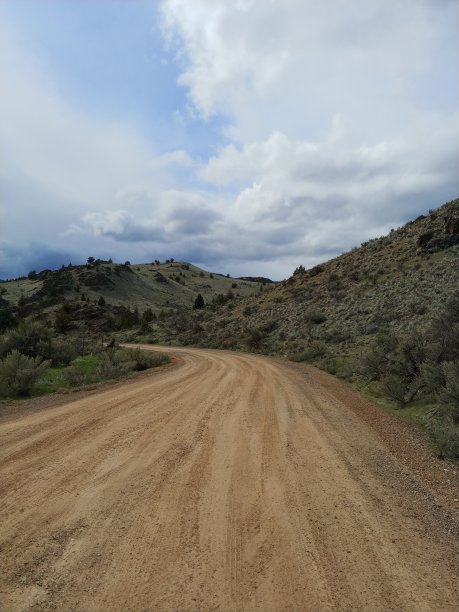 尘土飞扬的道路图片下载