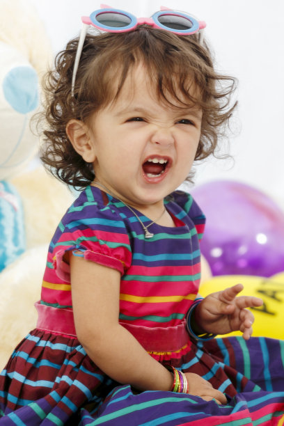 可爱表情的小女孩的肖像图片下载