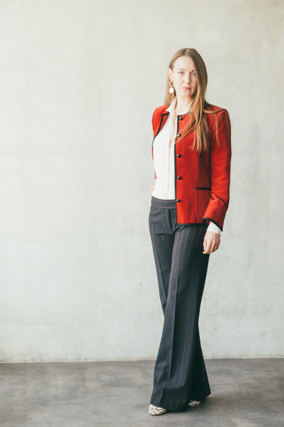 自信、聪明、周到、成熟的商业女性图片下载