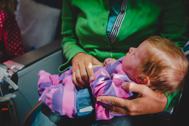 母亲带着新生儿乘飞机旅行图片下载