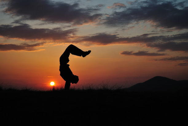 男孩轮廓hand-standing图片下载