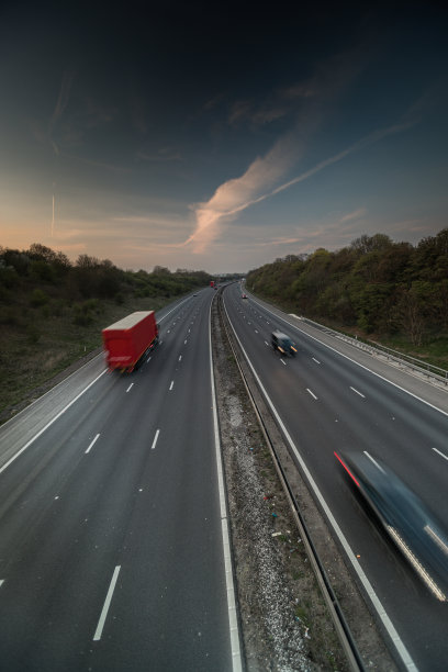 卡车在高速公路图片下载