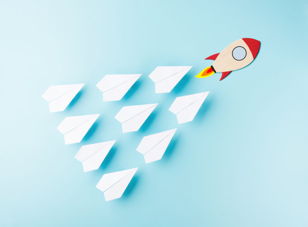 领导火箭用一组白纸飞机孤立在蓝色背景上，业务领导团队成长不同的概念照片对象设计图片下载