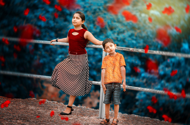 兄弟姐妹在户外摆姿势拍照图片下载