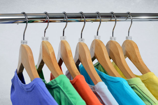 不同颜色的t恤挂在封闭架上图片下载