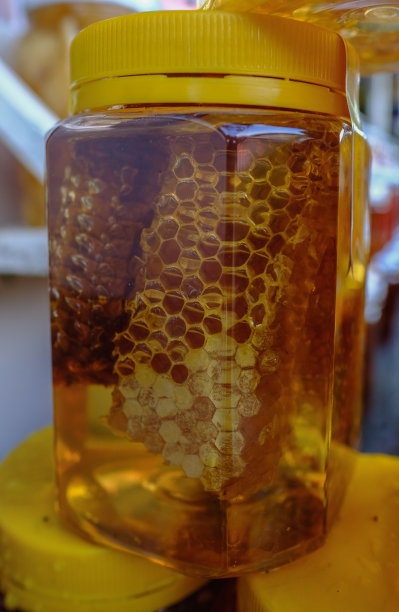 金色蜂蜜和蜂巢的特写。图片下载