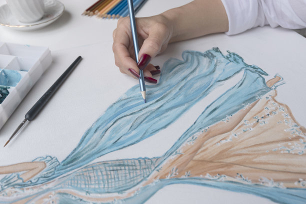 画女人的手，颜料和咖啡图片下载