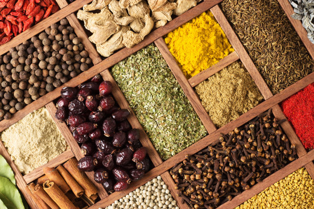 印度市场陈列的各种调味品。色彩鲜艳的香料和香草作为设计的背景。图片下载