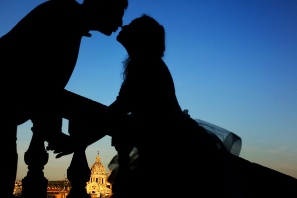 幸福美丽的新婚夫妇在城市摆姿势图片下载