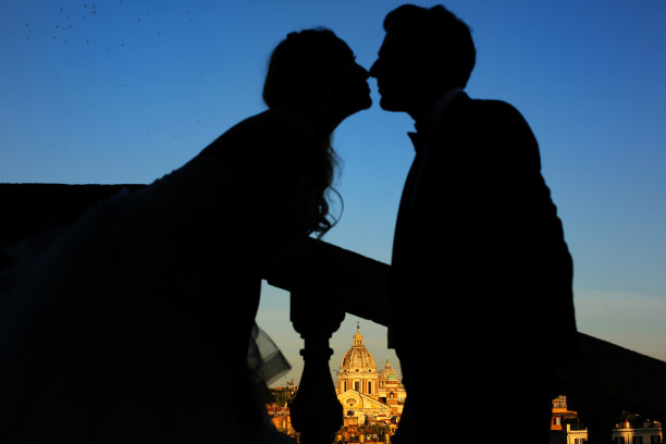 幸福美丽的新婚夫妇在城市摆姿势图片下载