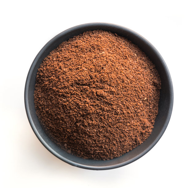 磨碎的咖啡豆放在碗里。关闭了。从以上观点。图片下载