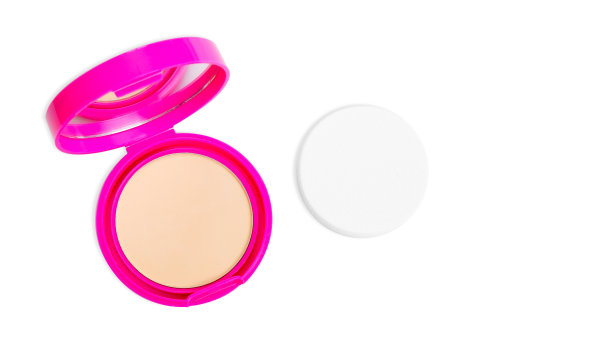 粉扑和粉扑在粉红色的情况下孤立的白色背景裁剪路径。面粉与镜子化妆，俯视图。粉底粉底，米色圆形。化妆品产品。图片下载