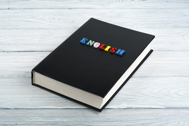 书在一张白色木桌上，五颜六色的字母。图片下载