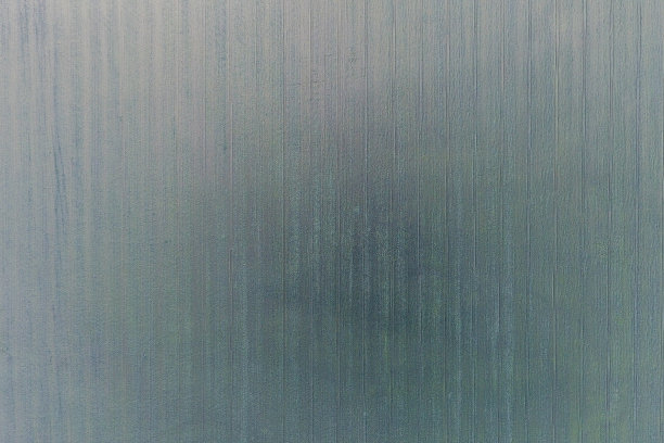 麦田的质地。田野上年轻的绿色小麦的背景。来自四旋翼飞行器的照片。麦田的航拍照片图片下载