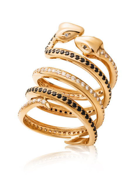亲吻蛇形金戒指，镶有立方氧化锆和黑色钻石，孤立在白色背景上。堆叠拍摄照片图片下载