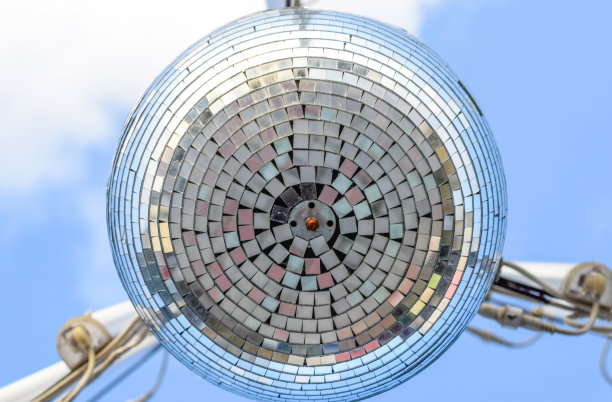 频闪仪挂在电线上。频闪仪街头迪斯科。图片下载