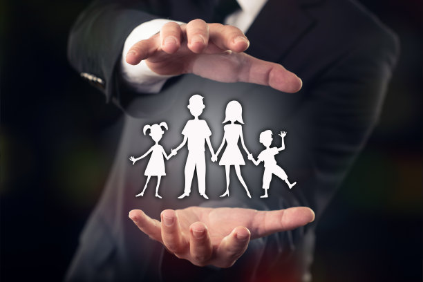 暗黑背景下的商人家庭保险概念图片下载