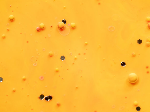 黄色和粉色的球体和黑色的六边形在抽象的背景上。近距离微距拍摄。模糊的背景。选择软焦点。黄色橙色的抽象宇宙。抽象空间中的模式。图片下载