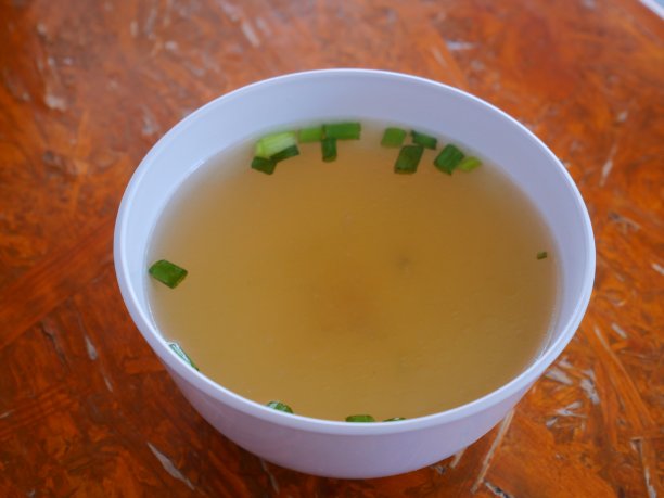 木桌上的鸡肉汤图片下载