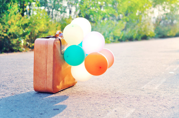 路上有气球的老式行李箱图片下载